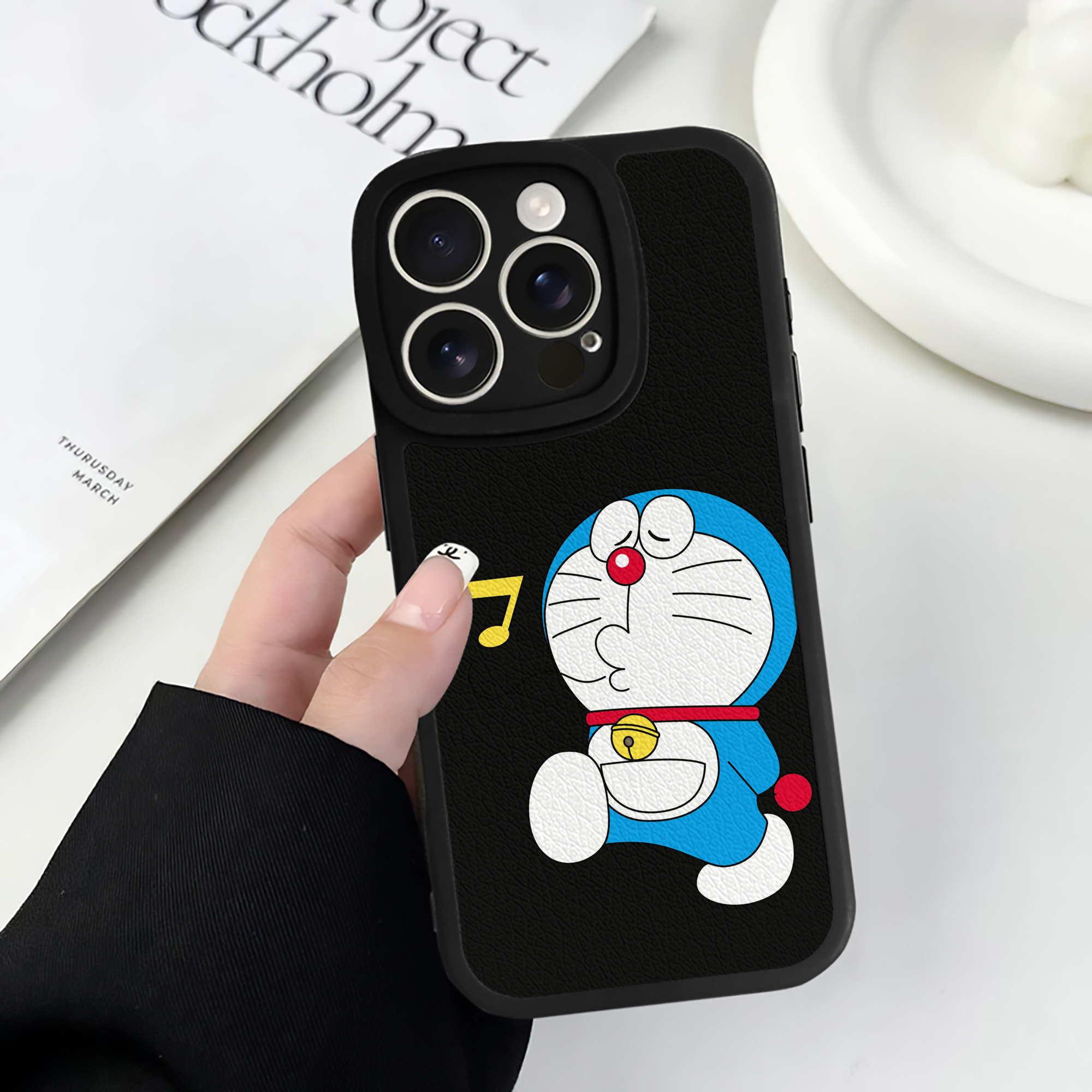 （画像用） ドラえもん Doraemon 【iPhone 16シリーズ対応】シリコンスマホケース（レザー調） 材質：シリコン
